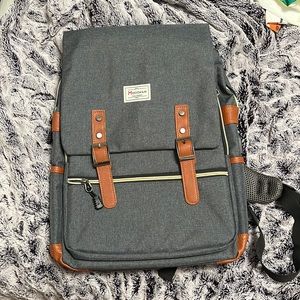 🦋gray backpack. $7 if bundled.